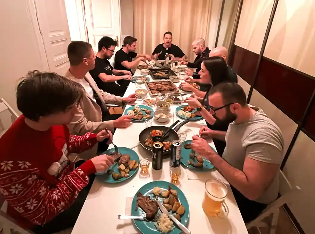 Scriptide csapatmunka, sportolás, közös utazás.